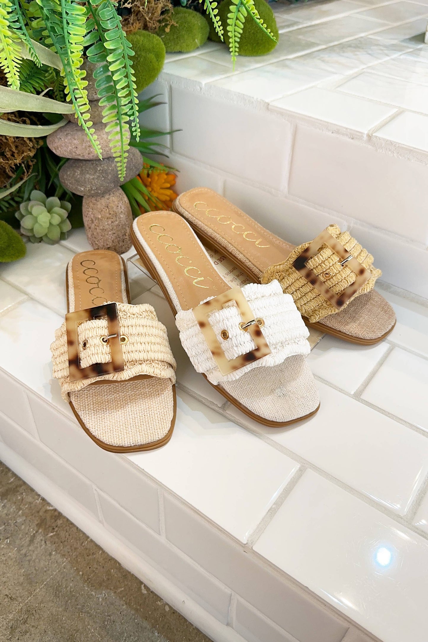 LESLIE TORTOISE BUCKLE SCALLOP EDGE RAFFIA SLIDE SANDAL/Natural color