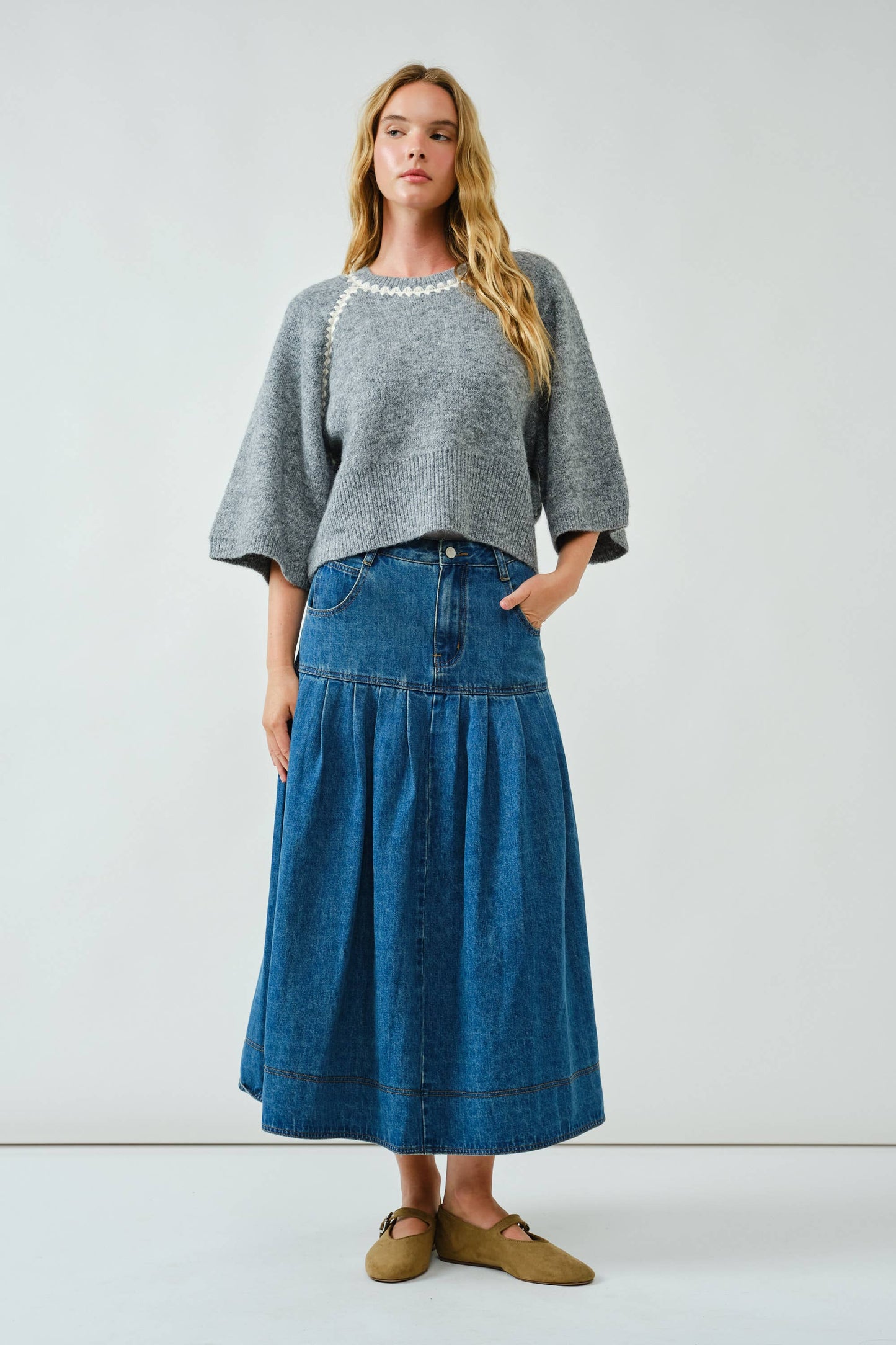 PULLOVER COMFY SWEATER WITH CONTRAST STITCHING